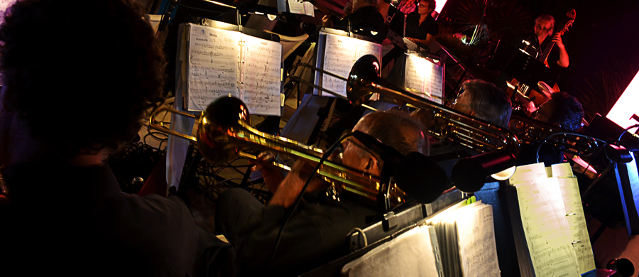 Fête surprenante avec un orchestre de jazz